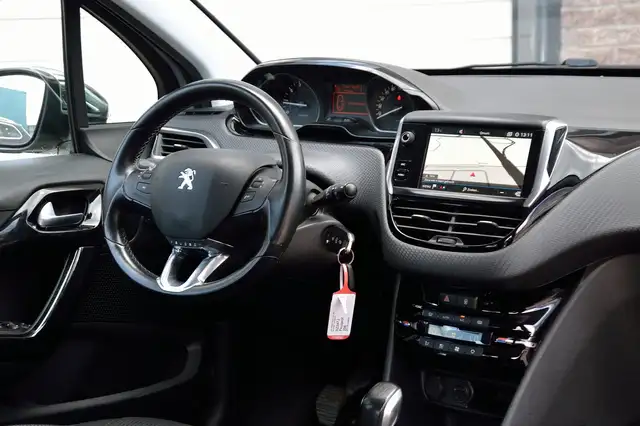 Peugeot 208 view 9