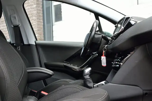 Peugeot 208 view 8