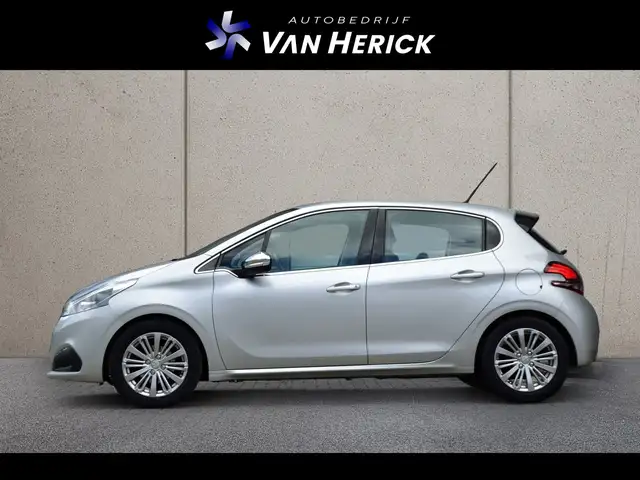 Peugeot 208 view 2