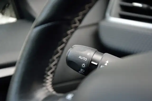 Peugeot 208 view 17