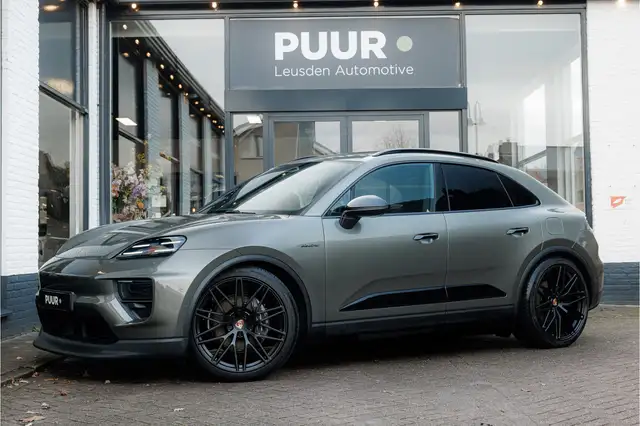 Porsche Macan 4 Aventurine Green 100 kWh Pano - Passenger Displa