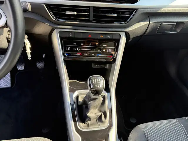 Volkswagen T-Roc view 9