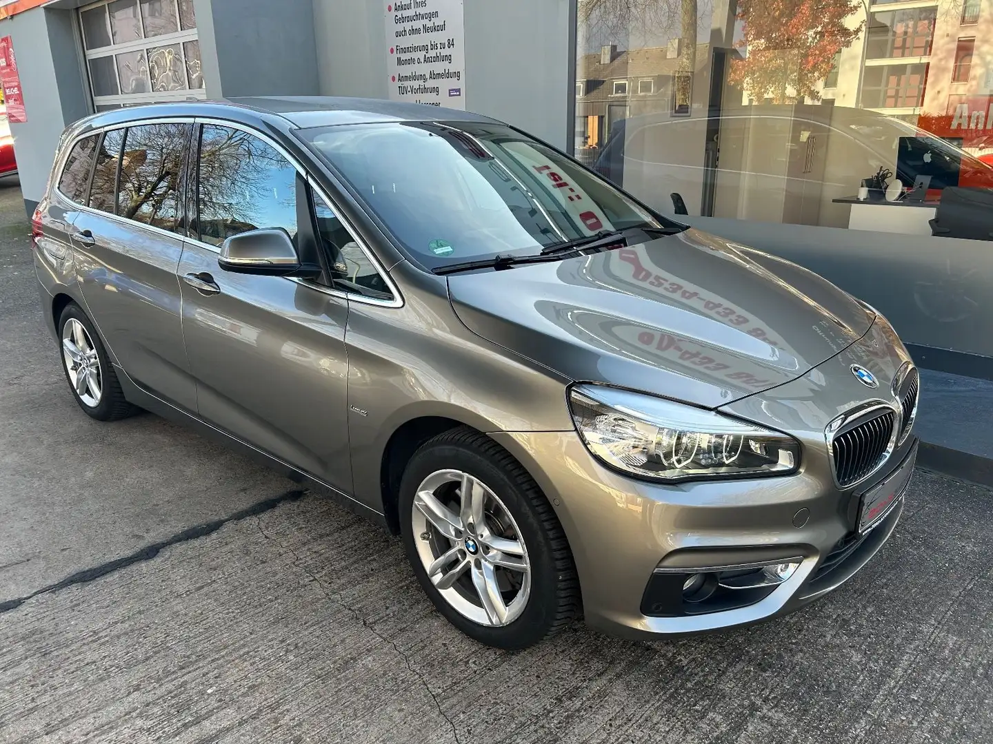 BMW 220 Gran Tourer 220 i Luxury Line Automatik Navi Grau - 2