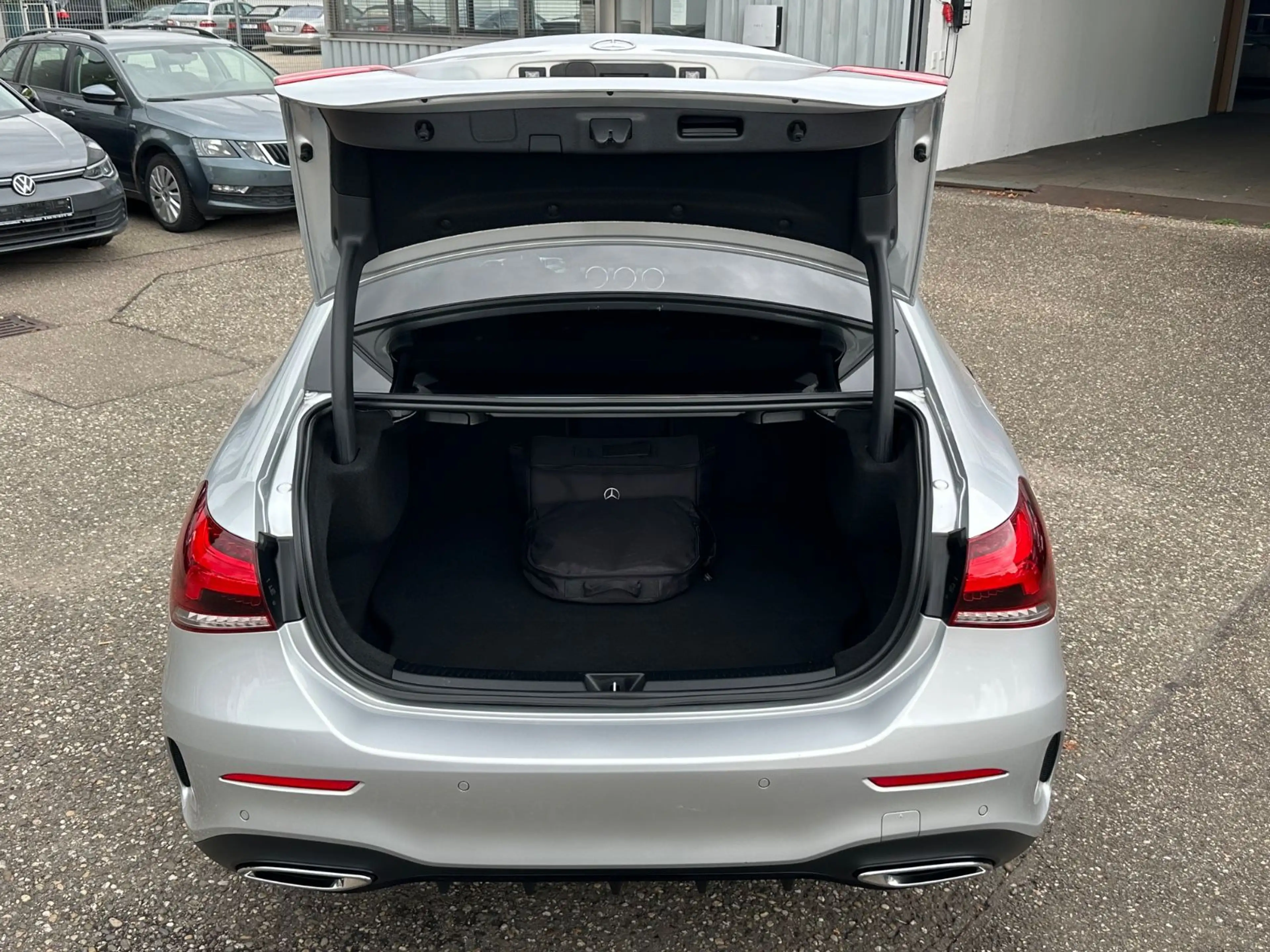 Mercedes-Benz A 250 e Lim. DCT HYBRID AMG LED PANO AMBIENTE CAM — photo 11