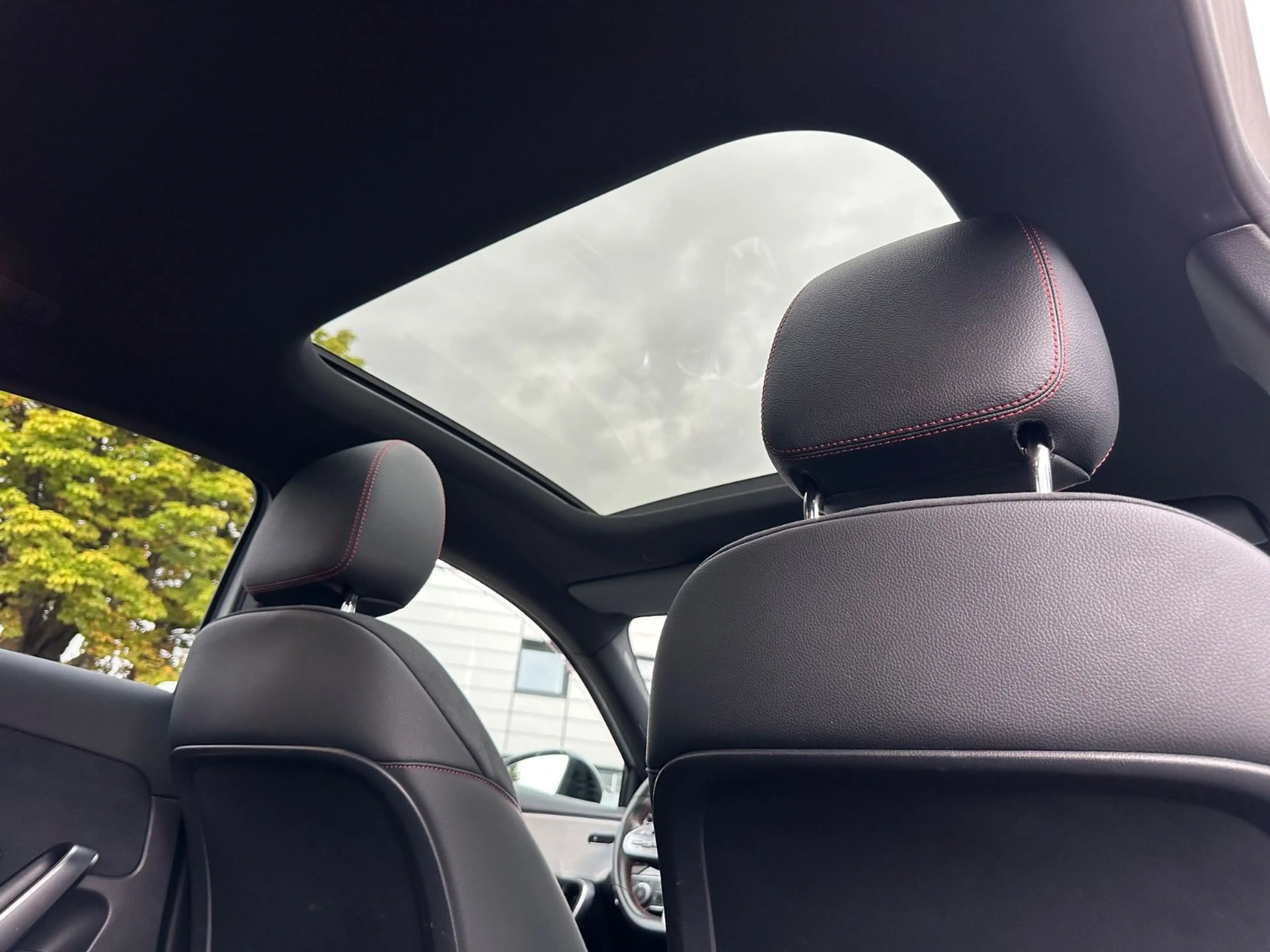 Mercedes-Benz A 250 e Lim. DCT HYBRID AMG LED PANO AMBIENTE CAM — photo 13