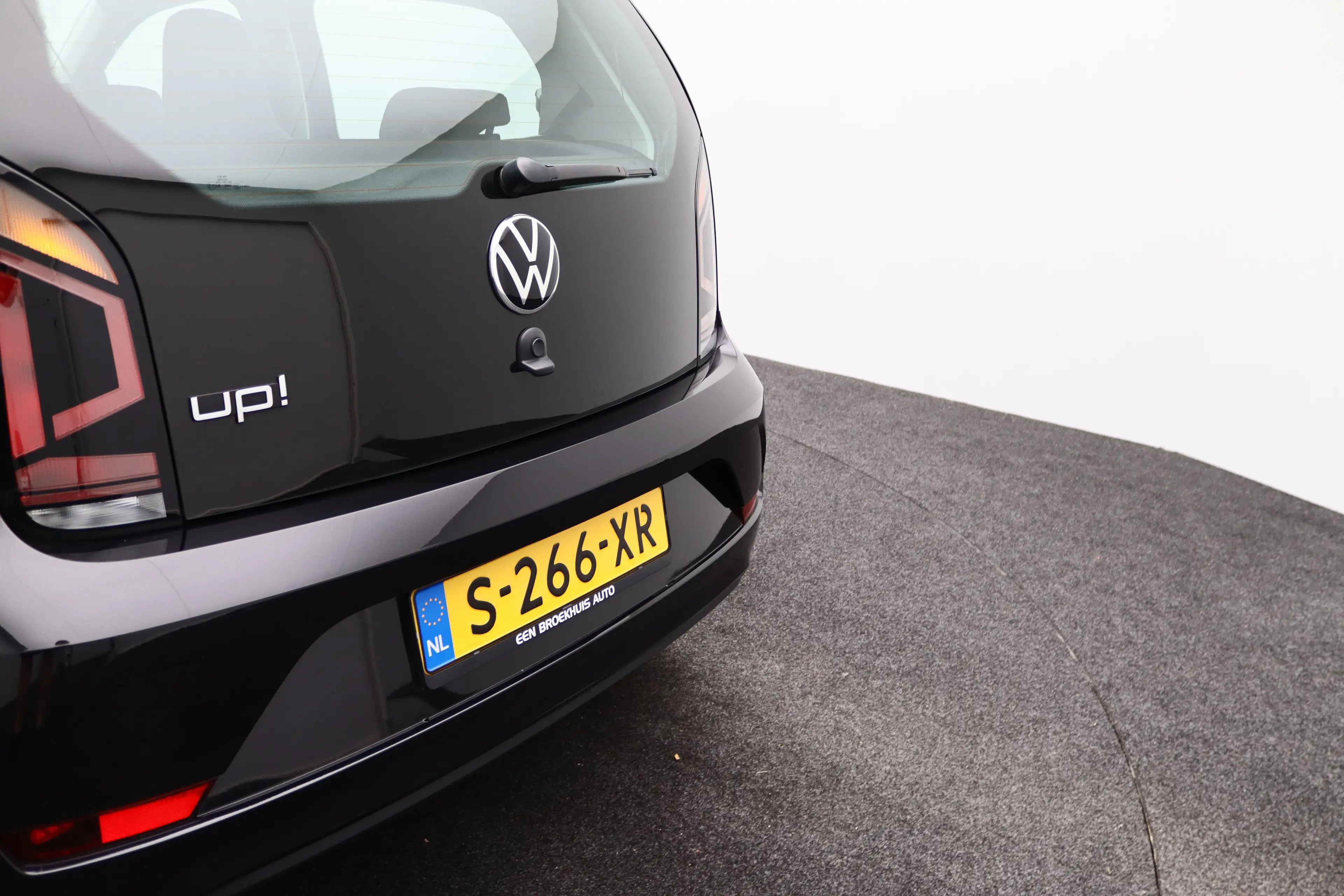 Volkswagen up! 1.0 | Achterbank in delen neerklapbaar | Airco | B — photo 5