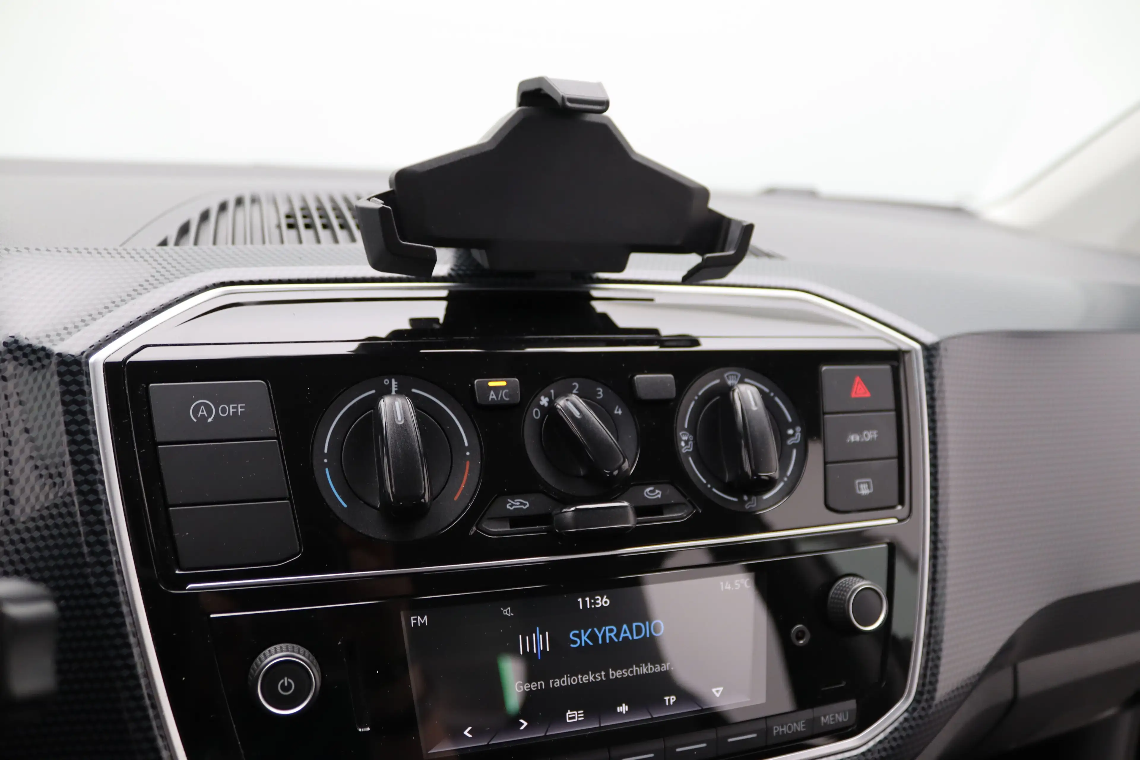 Volkswagen up! 1.0 | Achterbank in delen neerklapbaar | Airco | B — photo 19