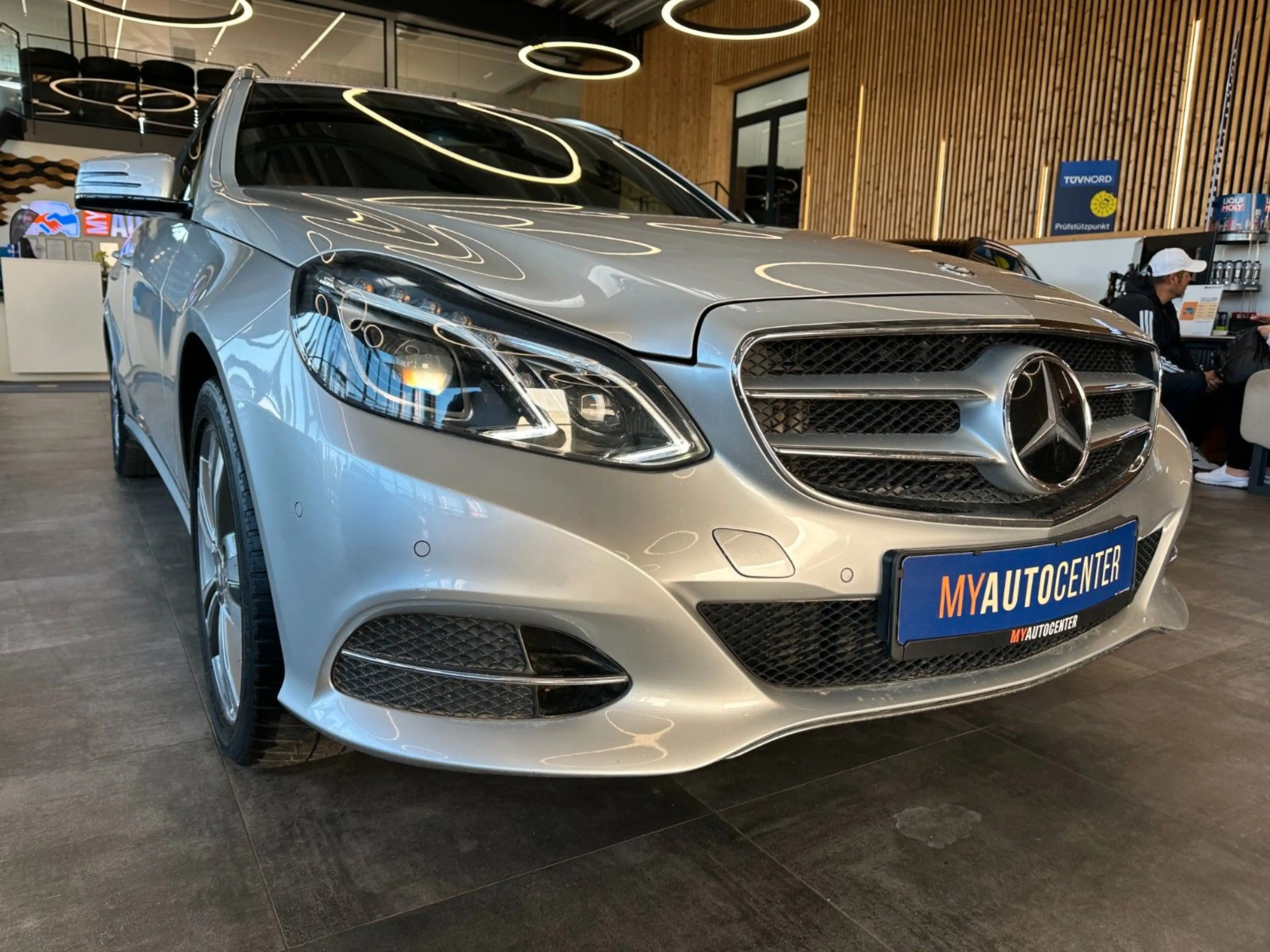 Mercedes-Benz E 350 *PANO*MEMORY*HarmanKardon*LEDER (BRAUN)* — photo 3