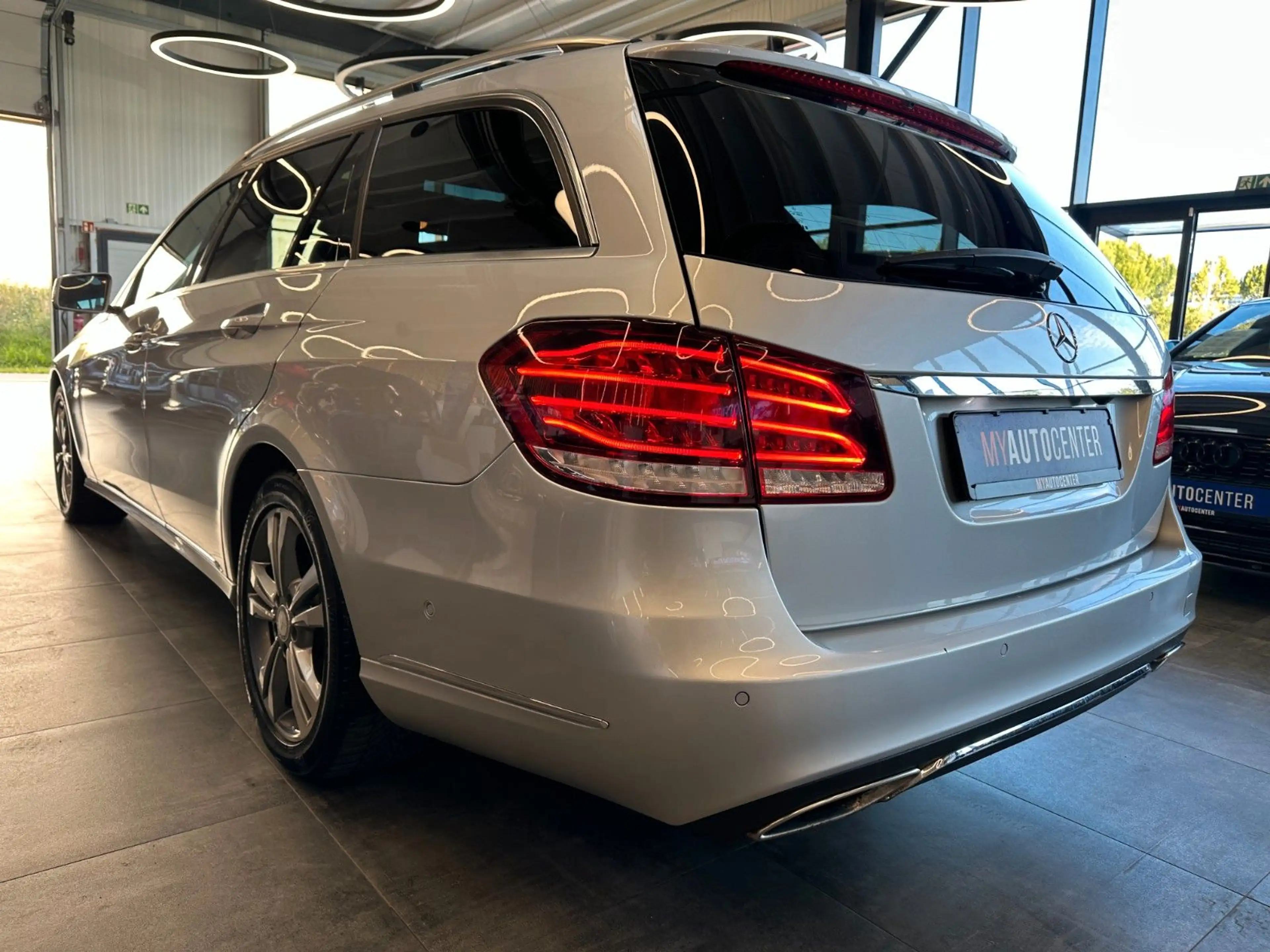 Mercedes-Benz E 350 *PANO*MEMORY*HarmanKardon*LEDER (BRAUN)* — photo 5