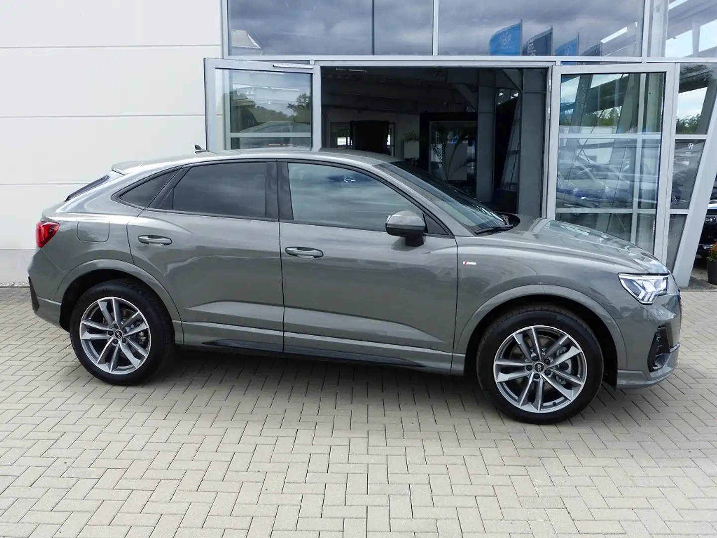 Audi Q3 Sportback 40 TFSI quattro S tronic S-line *LED*PD Grey - 2