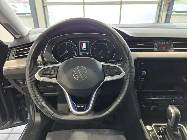 Volkswagen Passat view 10