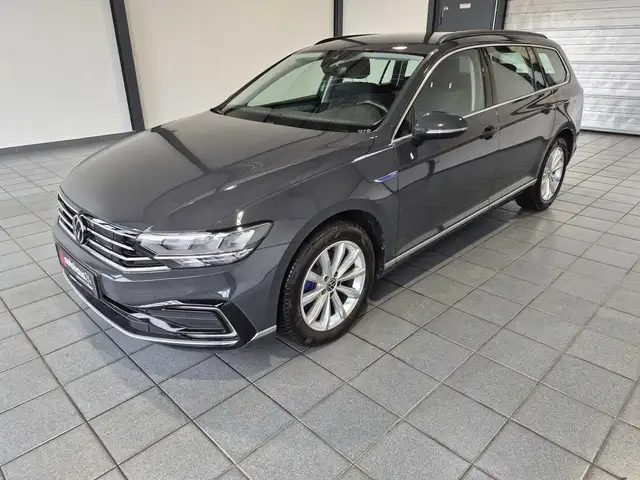 Volkswagen Passat view 3