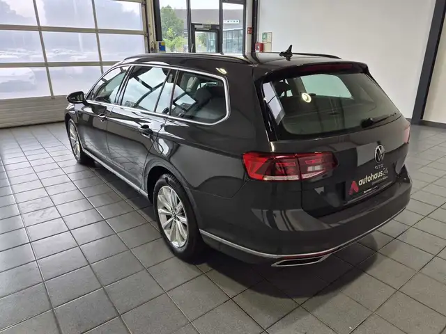 Volkswagen Passat view 4