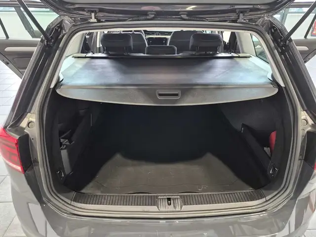 Volkswagen Passat view 6