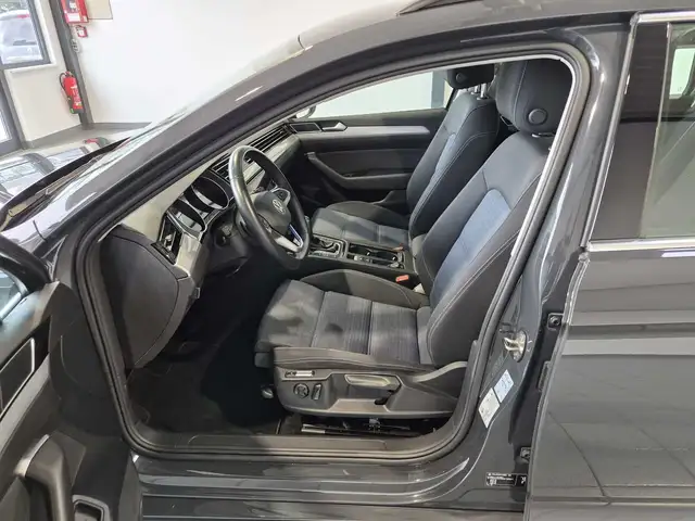 Volkswagen Passat view 8