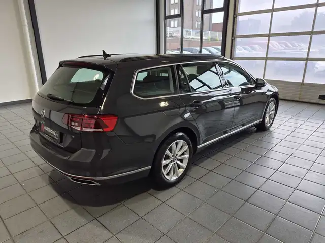 Volkswagen Passat view 5