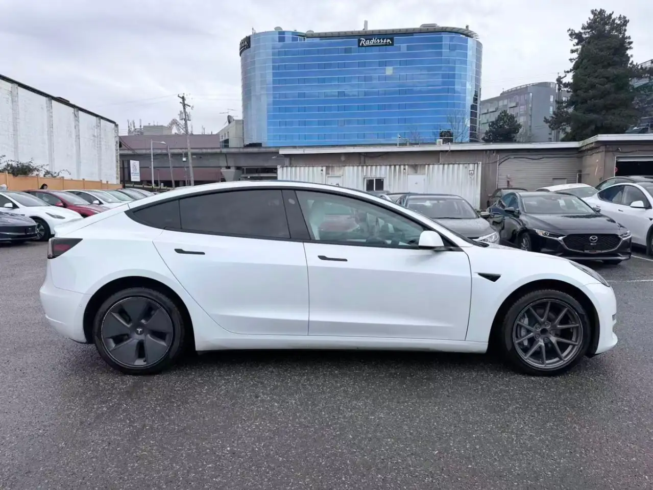 Tesla Model 3 снимка Tesla Model 3