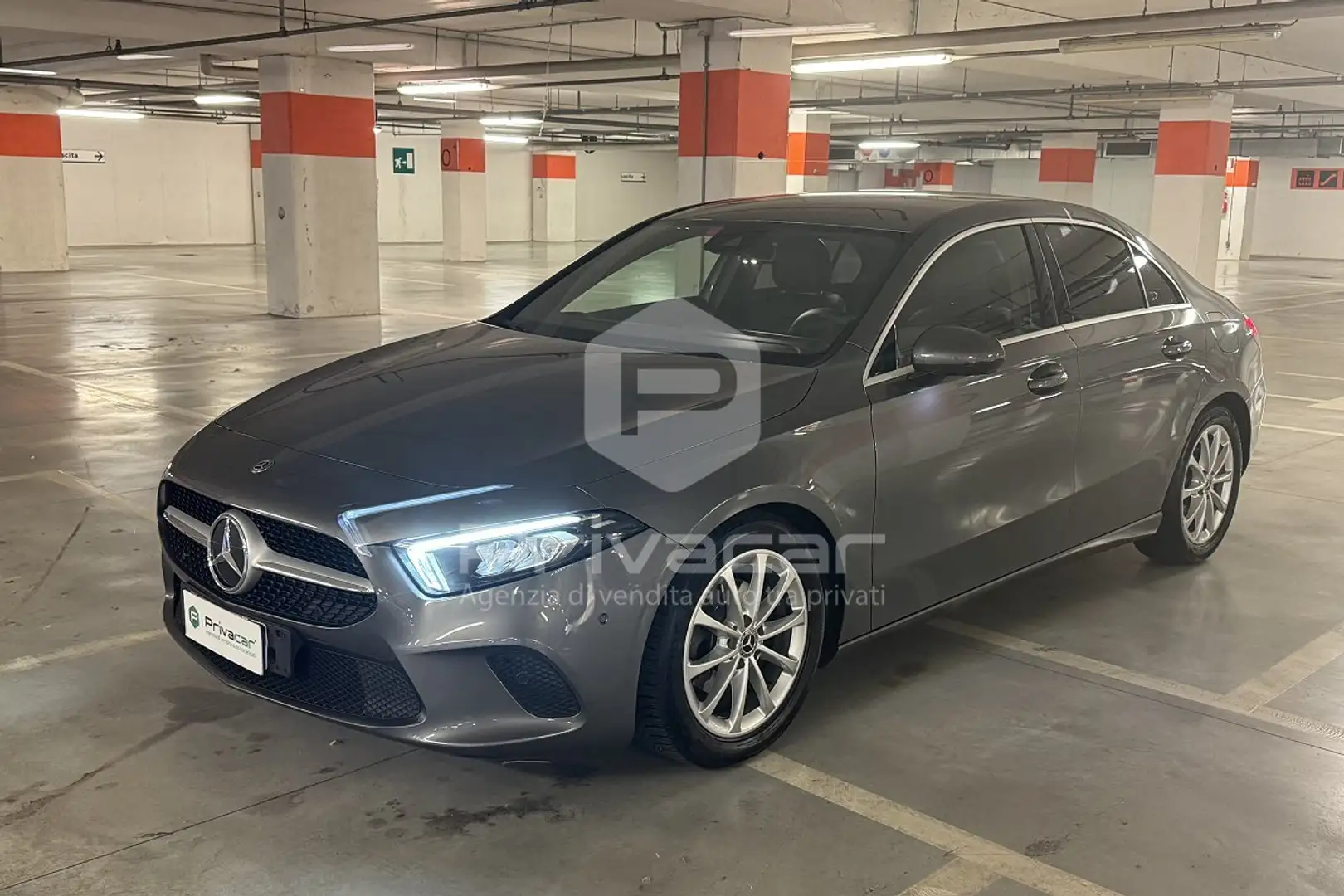 Mercedes-Benz A 180 A 180 d Automatic Business Plateado - 1