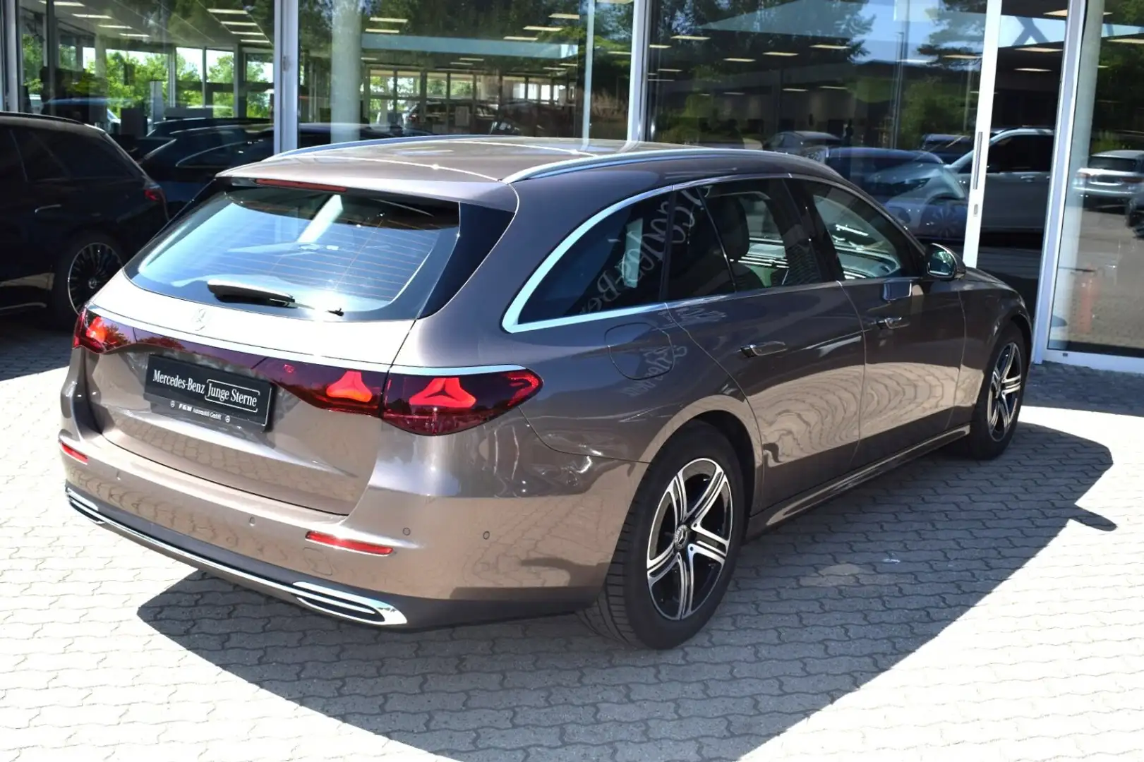 Mercedes-Benz E 220 E 220 T d 4M Avantgarde/Distr/KeyG/Standhzg/360 Bruin - 2
