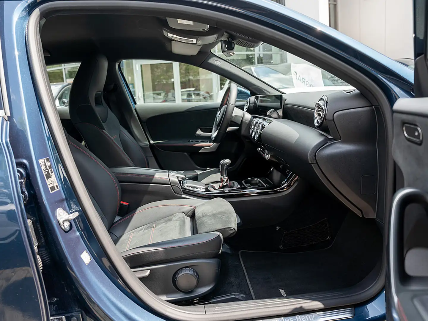 Mercedes-Benz A 200 AMG Line Blauw - 2