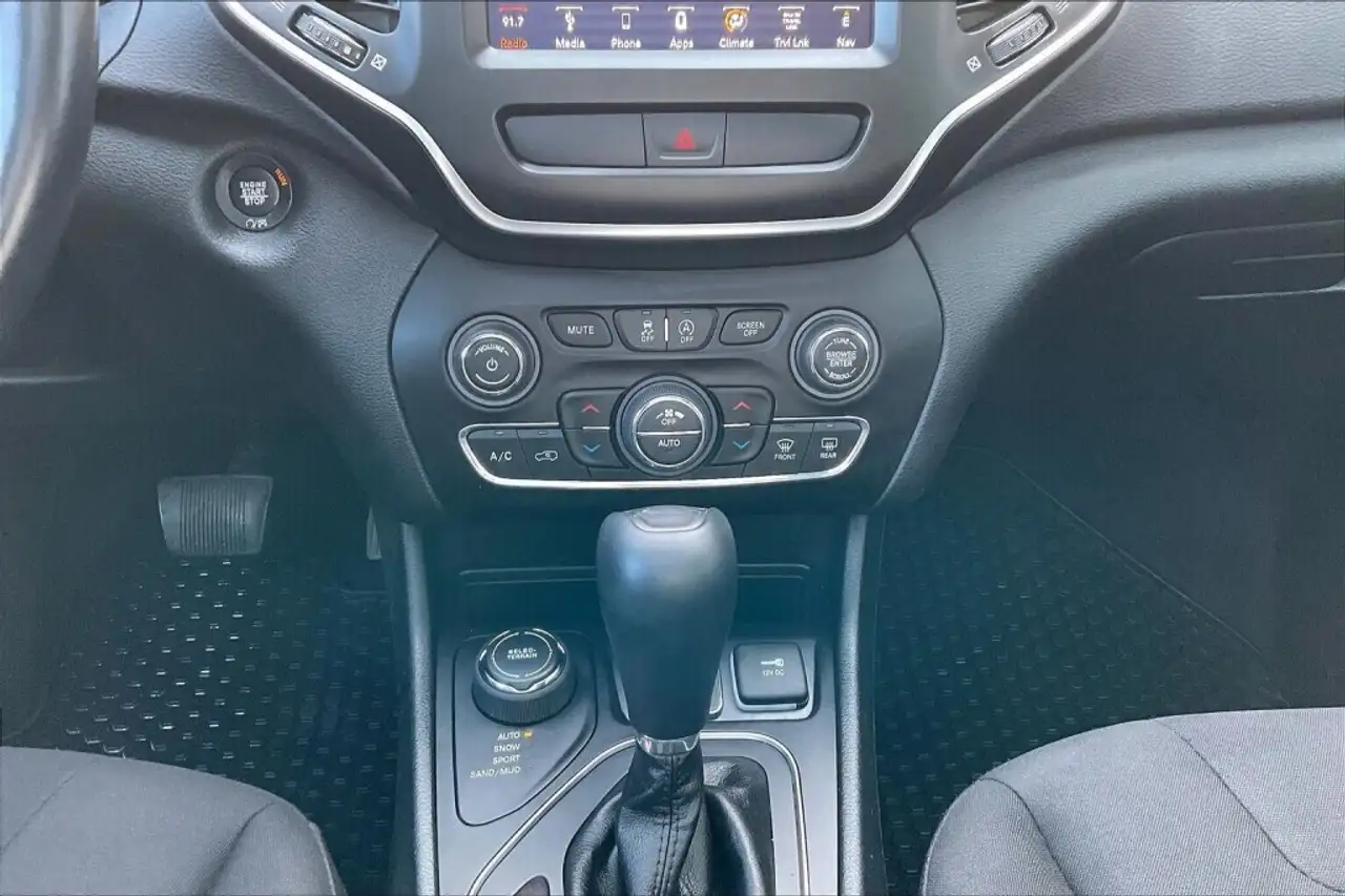 Jeep Cherokee снимка Jeep Cherokee