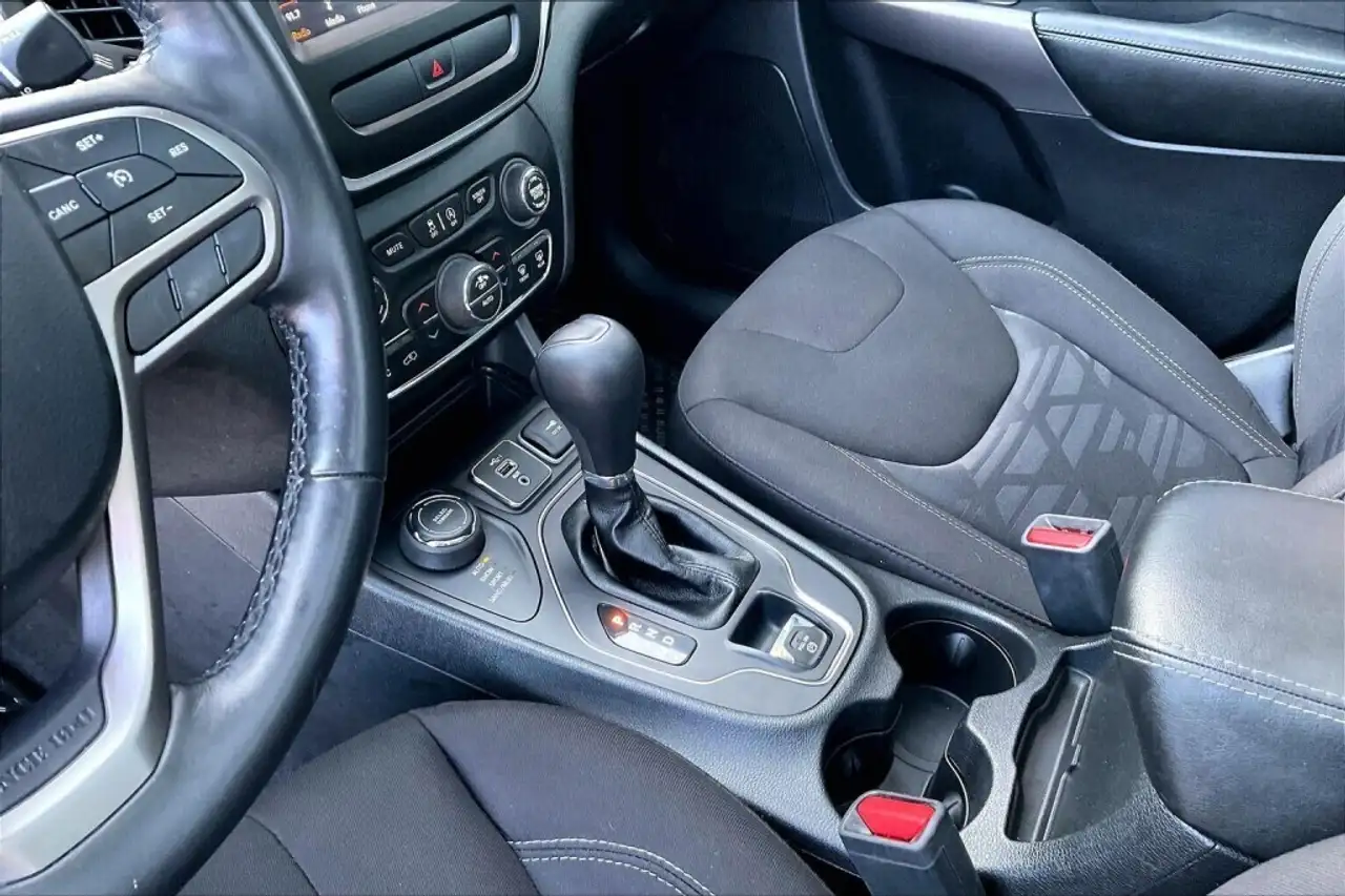 Jeep Cherokee снимка Jeep Cherokee