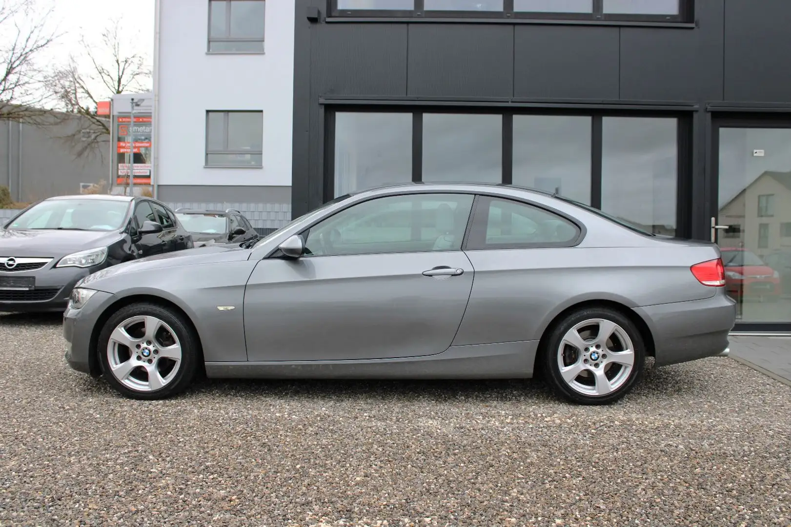 BMW 320 i Coupe KLIMA*XENON*ALU*TÜV 11.2025 Grijs - 2