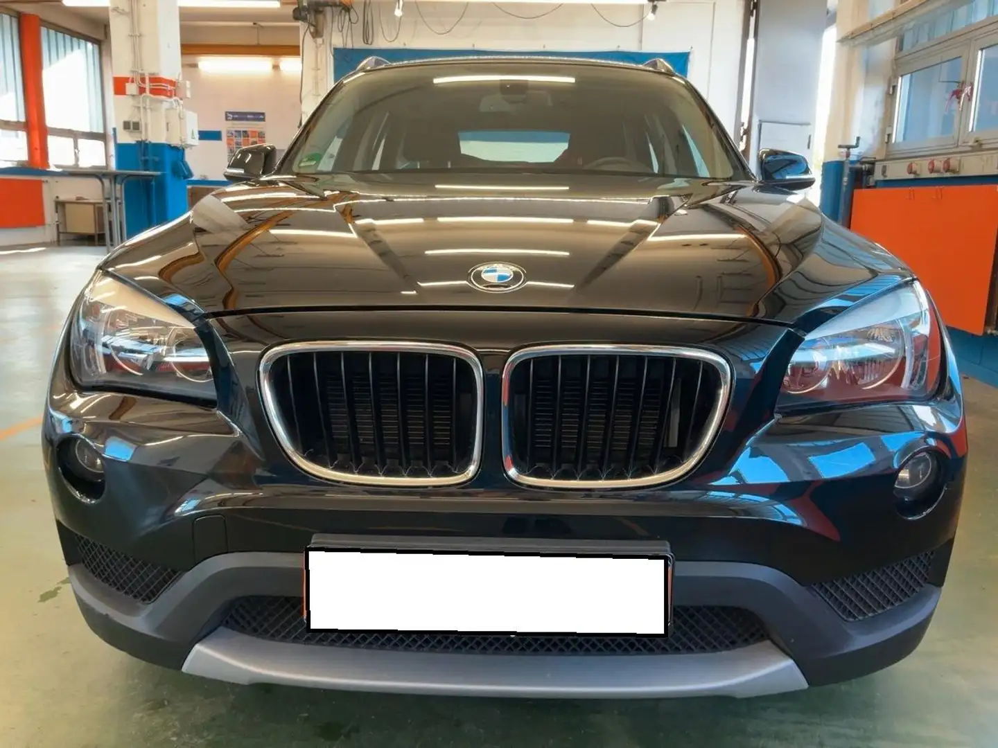 BMW X1 18 i sDrive Schwarz - 2