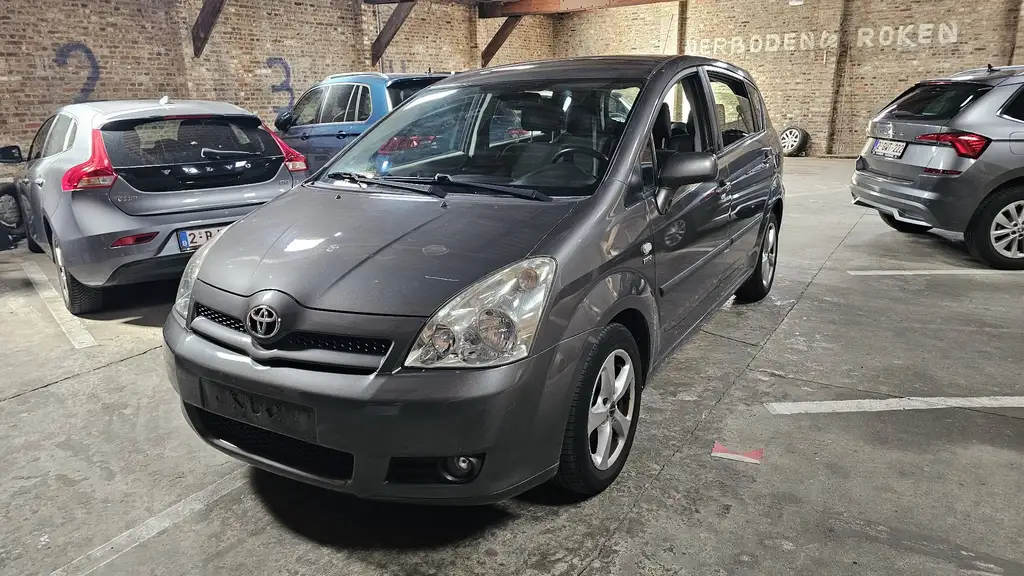Toyota Corolla Verso 2004 из Европы — купить под ключ