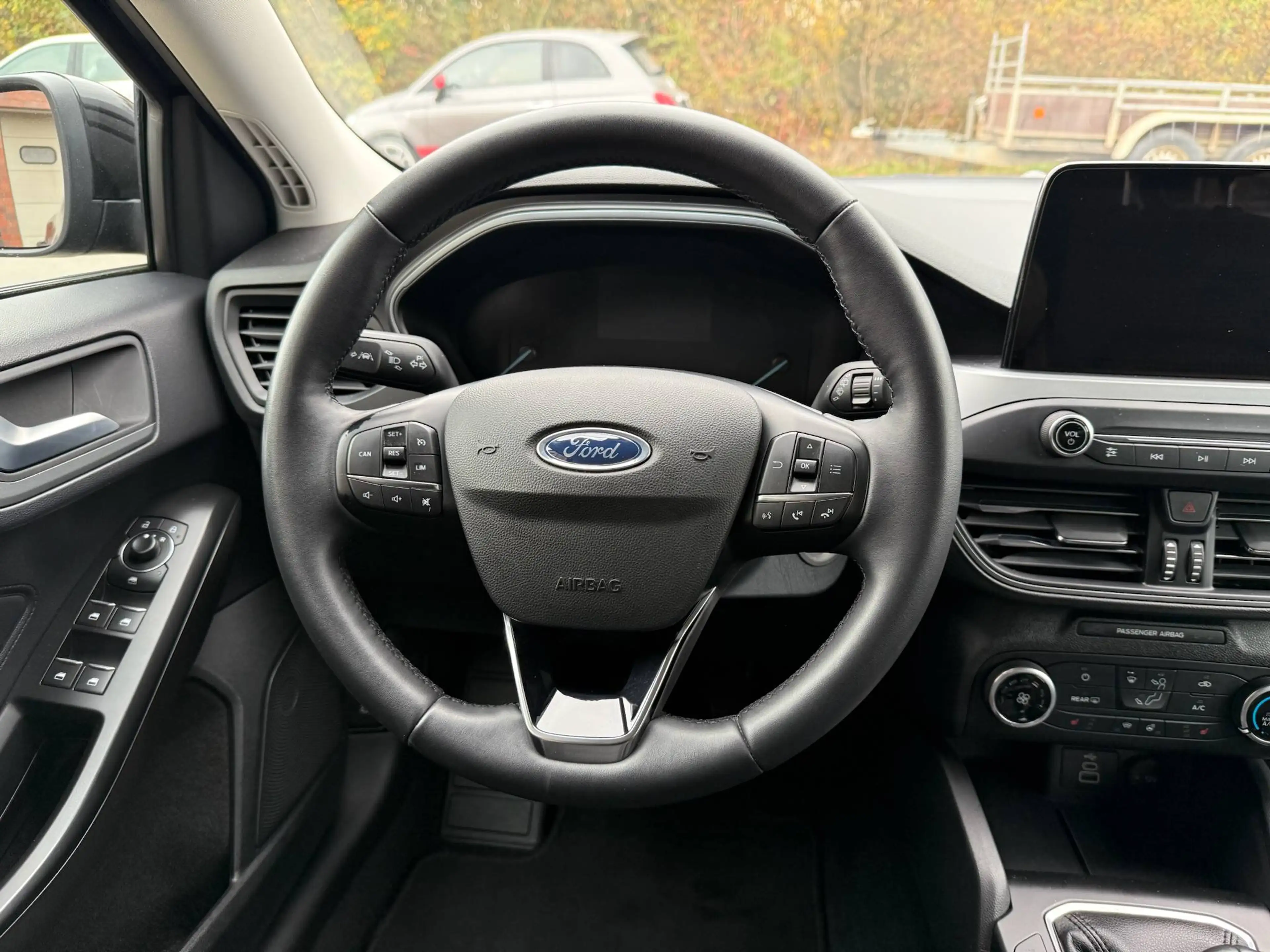 Ford Focus Cool & Connect LED, Carplay, Navi 1. Hand — photo 12