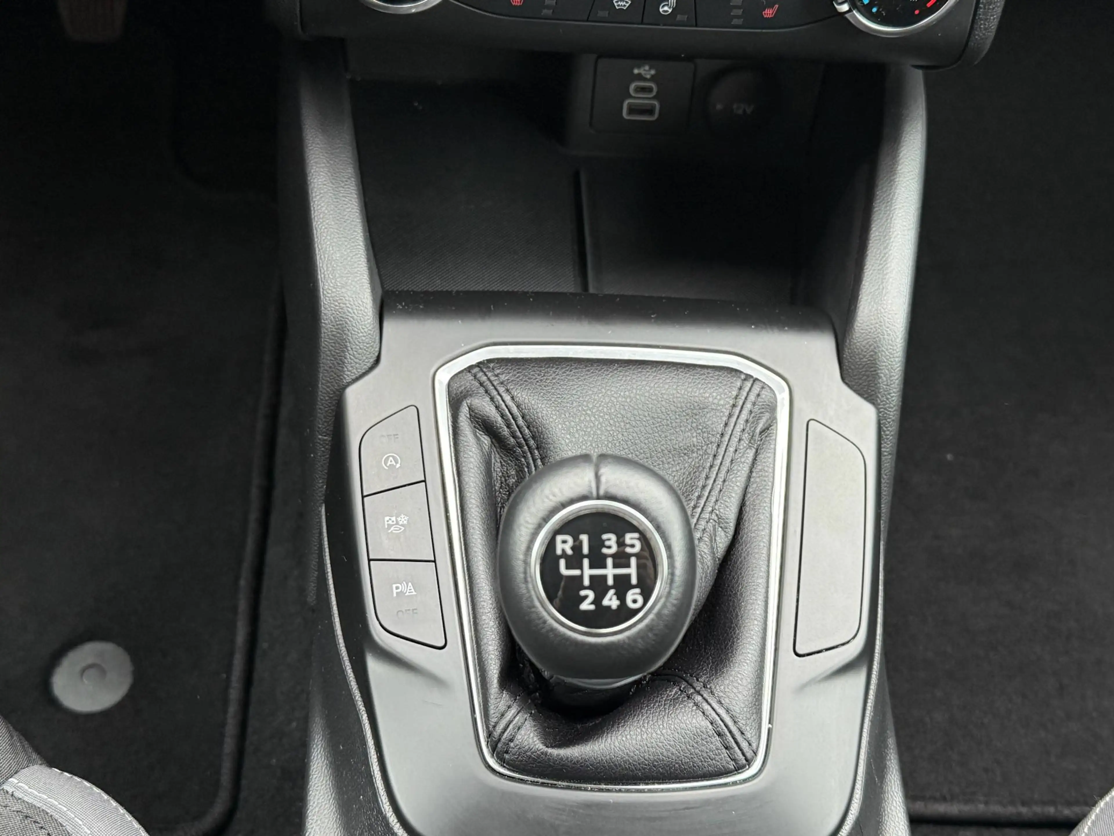 Ford Focus Cool & Connect LED, Carplay, Navi 1. Hand — photo 14