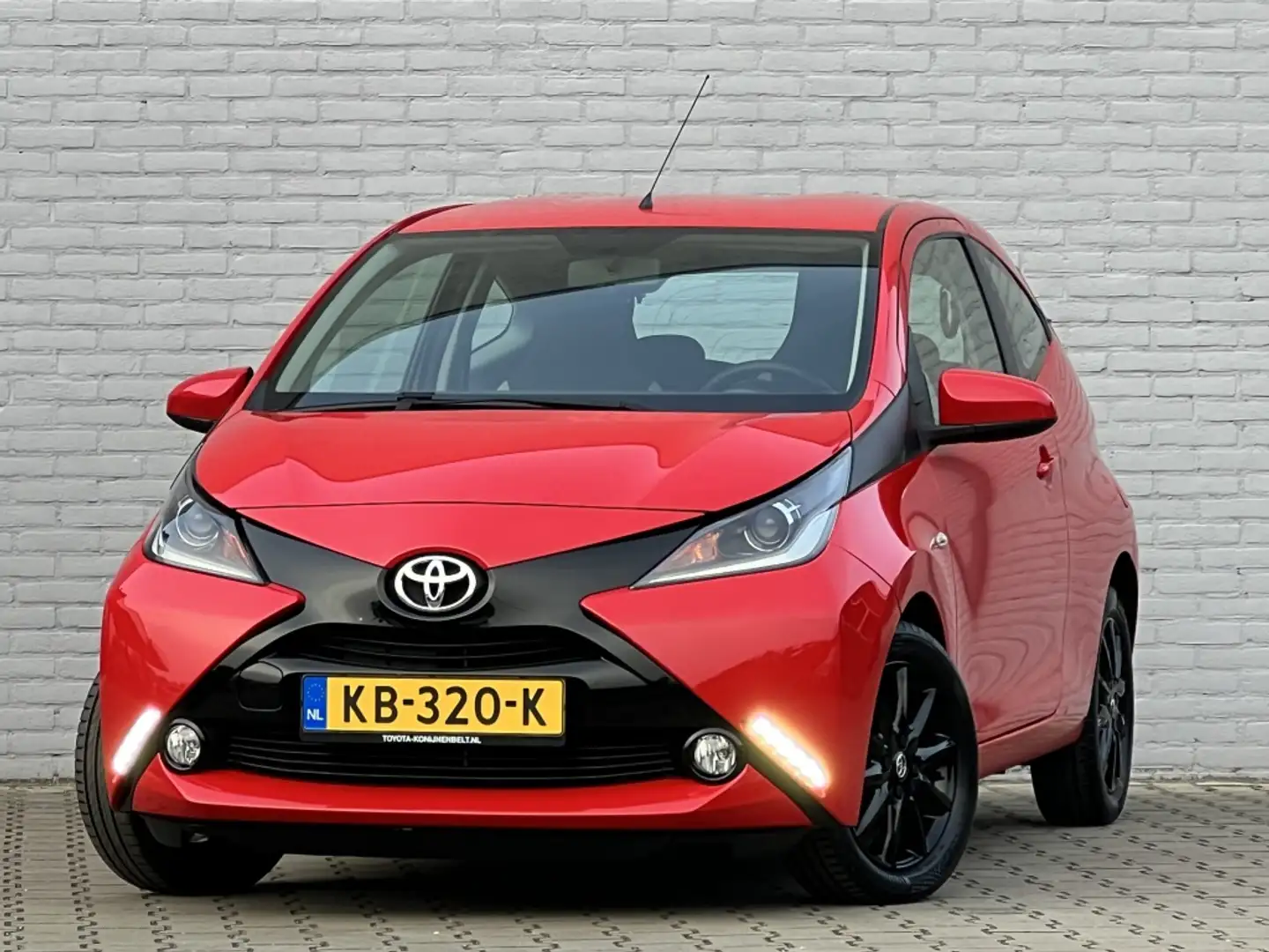 Toyota Aygo 1.0 VVT-i X-Play Automaat 3-deurs | Airco | NL aut Rot - 2