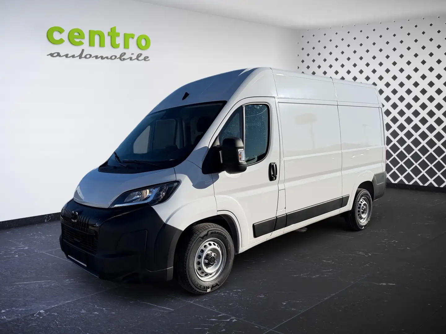 Peugeot Boxer 35+ L2H2 BlueHDi 180 S&S Aut. Schwingsitz Weiß - 2