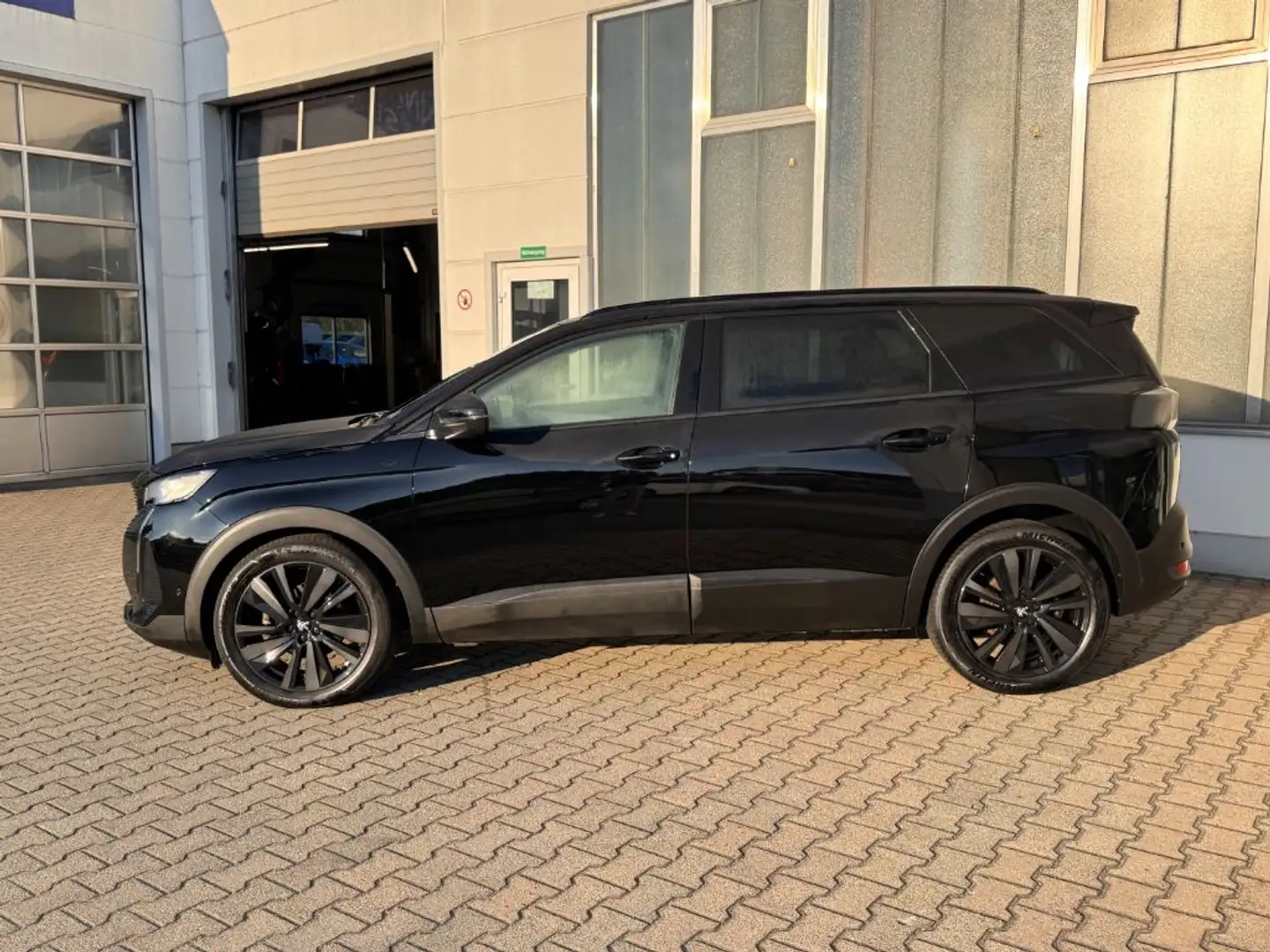 Peugeot 5008 BlueHDi 180 EAT8 GT Schwarz - 2