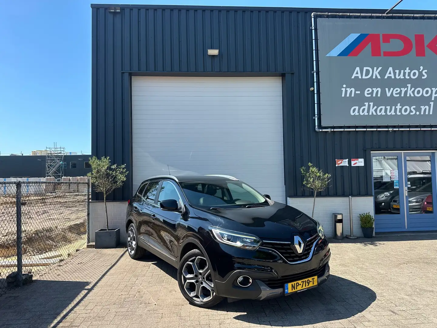 Renault Kadjar 1.2 TCe Bose PANO/TREKHAAK/PDC/LANE ASSIST/NAVI Zwart - 2