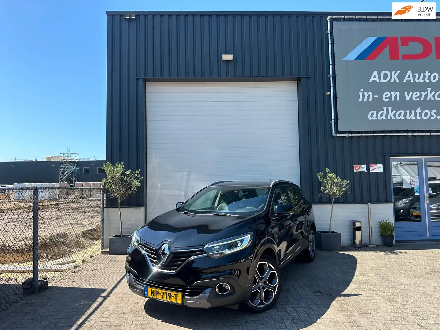Renault Kadjar 1.2 TCe Bose PANO/TREKHAAK/PDC/LANE ASSIST/NAVI Zwart - 1