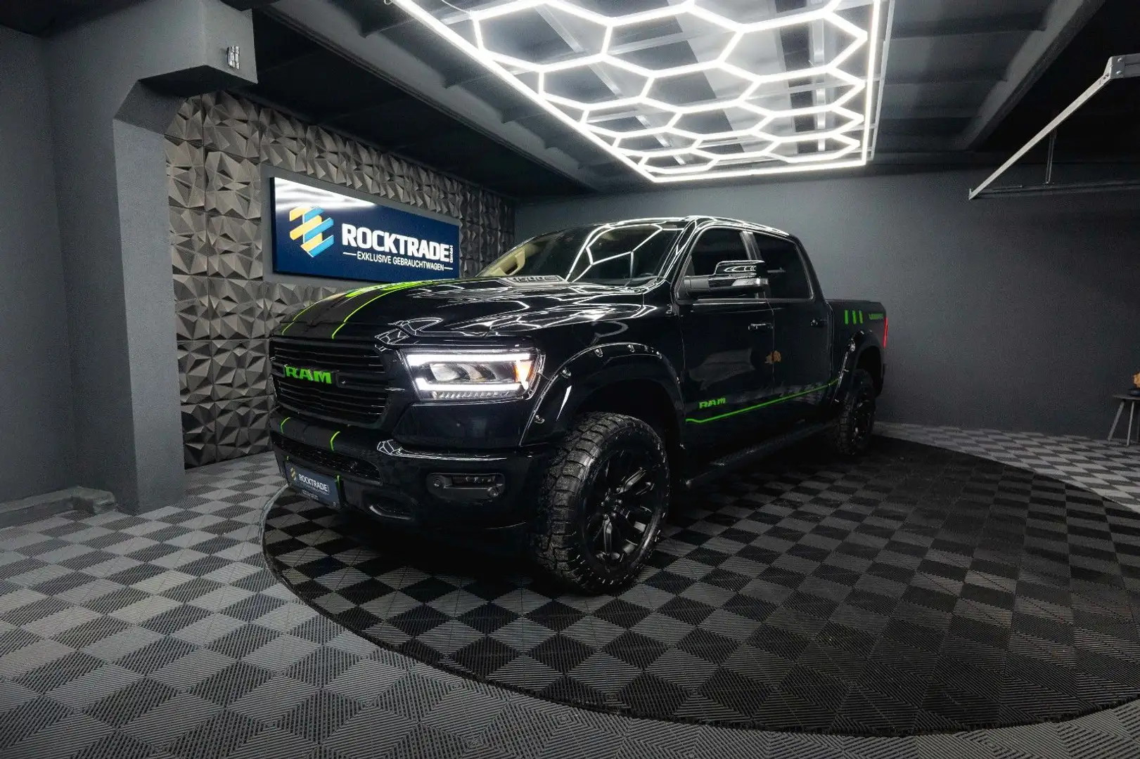 Dodge RAM 5.7 V8 HEMI 4x4 LARAMIE Offroad Night LED Schwarz - 1