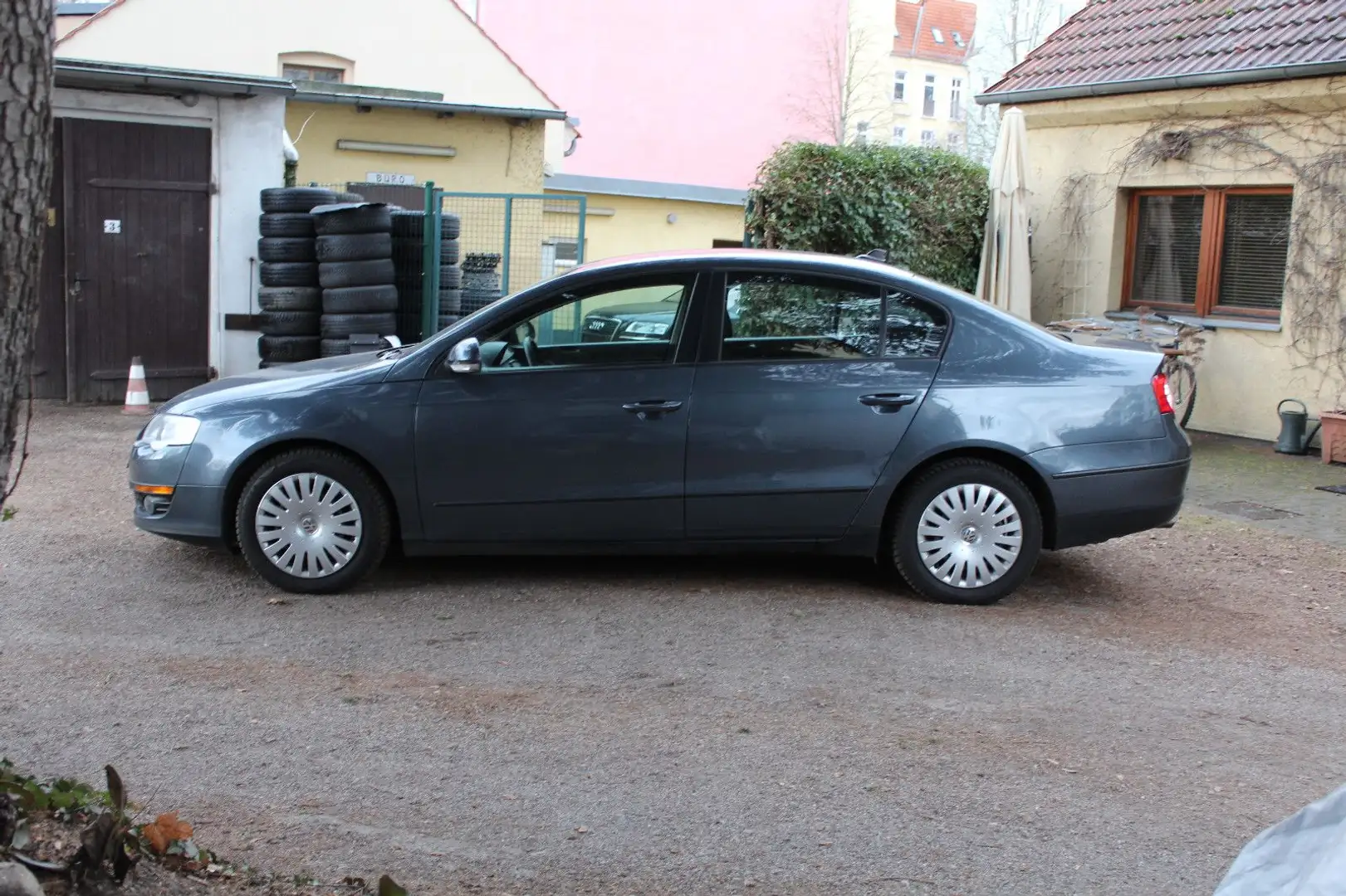 Volkswagen Passat Lim. Trendline*Automatik*1.Hand* Gri - 2