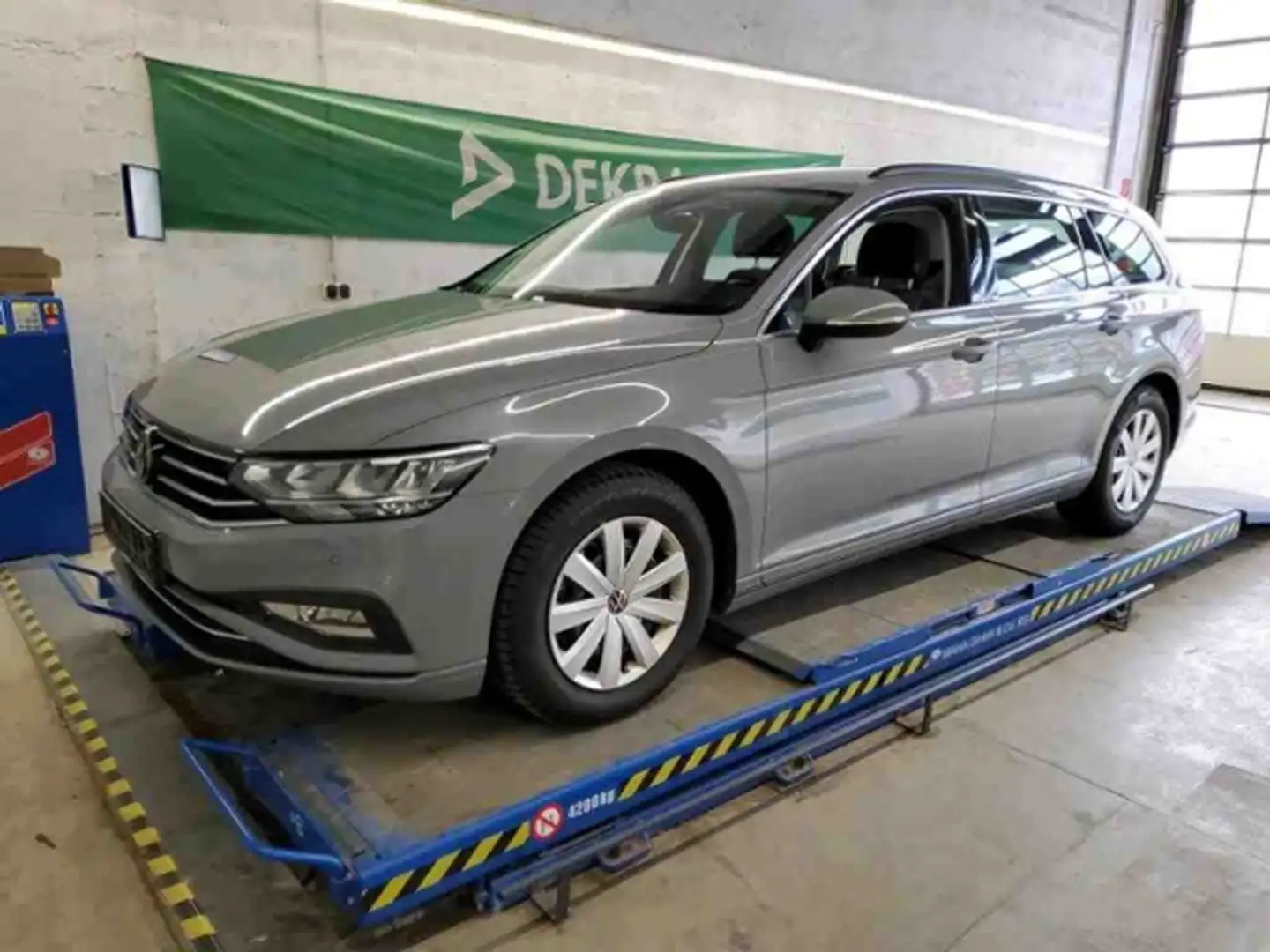 Volkswagen Passat Variant 2.0 TDI DSG KAMERA+LED+NAVI.+ACC+ Grau - 2