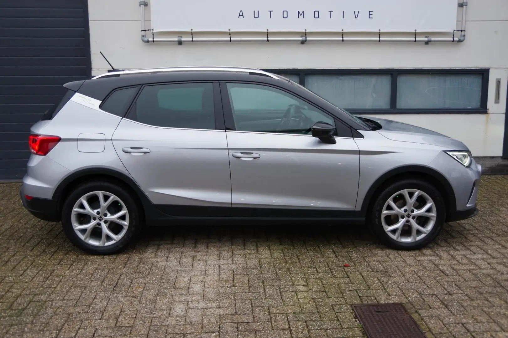 SEAT Arona 1.0 TSI FR Business Intense 1e eigenaar/ dealer on Gris - 2