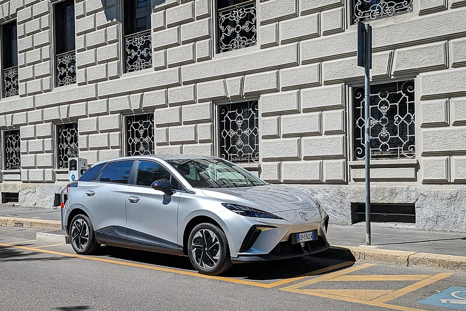 MG MG4 EV 64 kWh Luxury Silber - 1