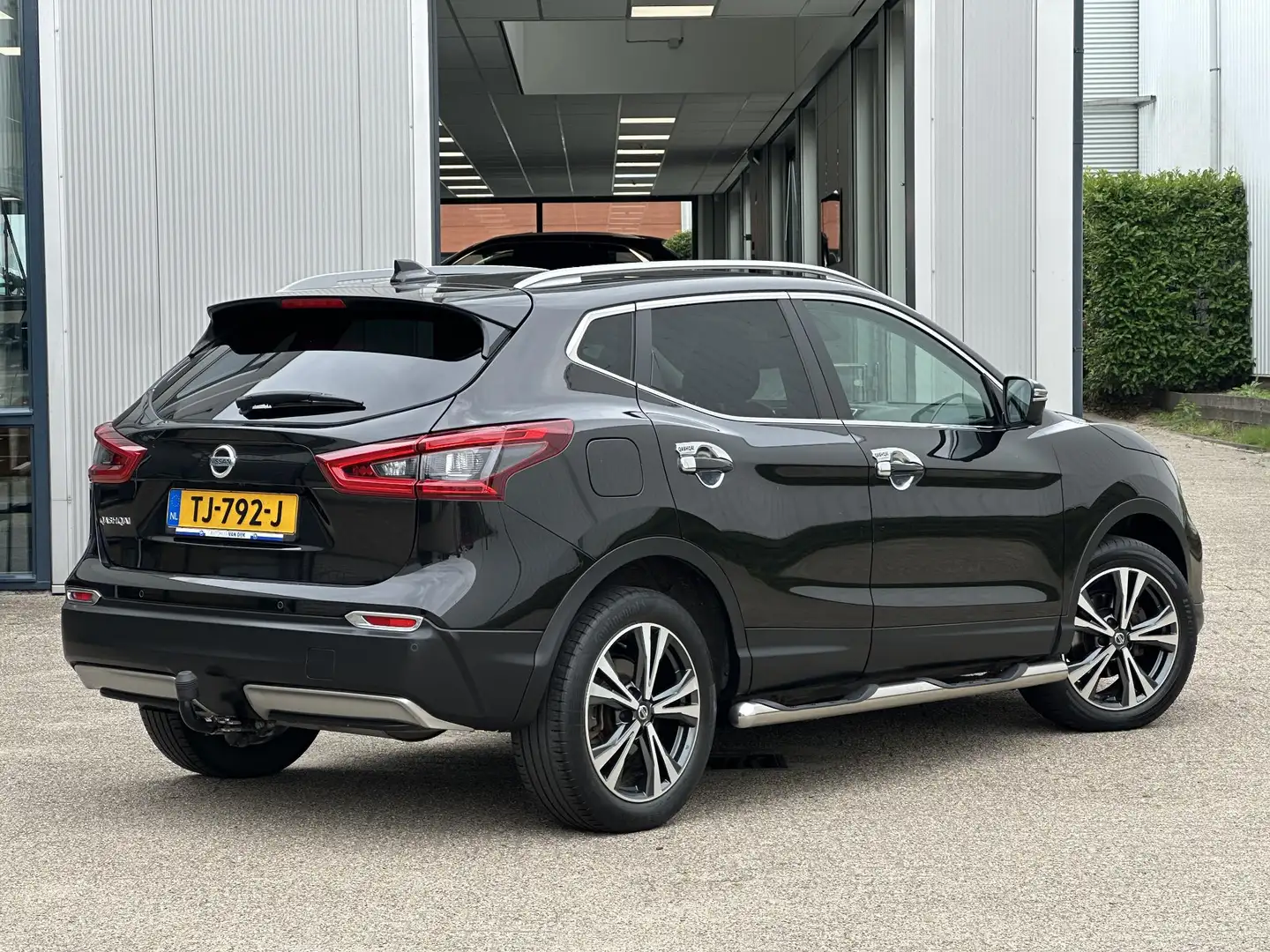 Nissan Qashqai 1.2 N-Connecta | NL-Auto/Pano-Dak/Navi/360° camera Zwart - 2