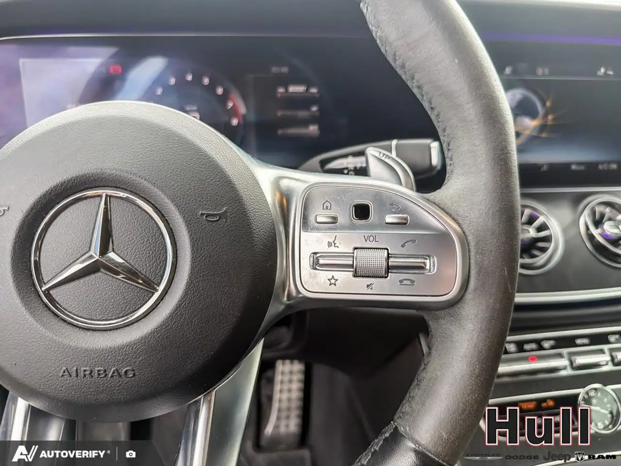 Mercedes-Benz E-Class снимка Mercedes-Benz E-Class