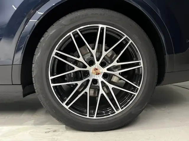 Porsche Cayenne view 9
