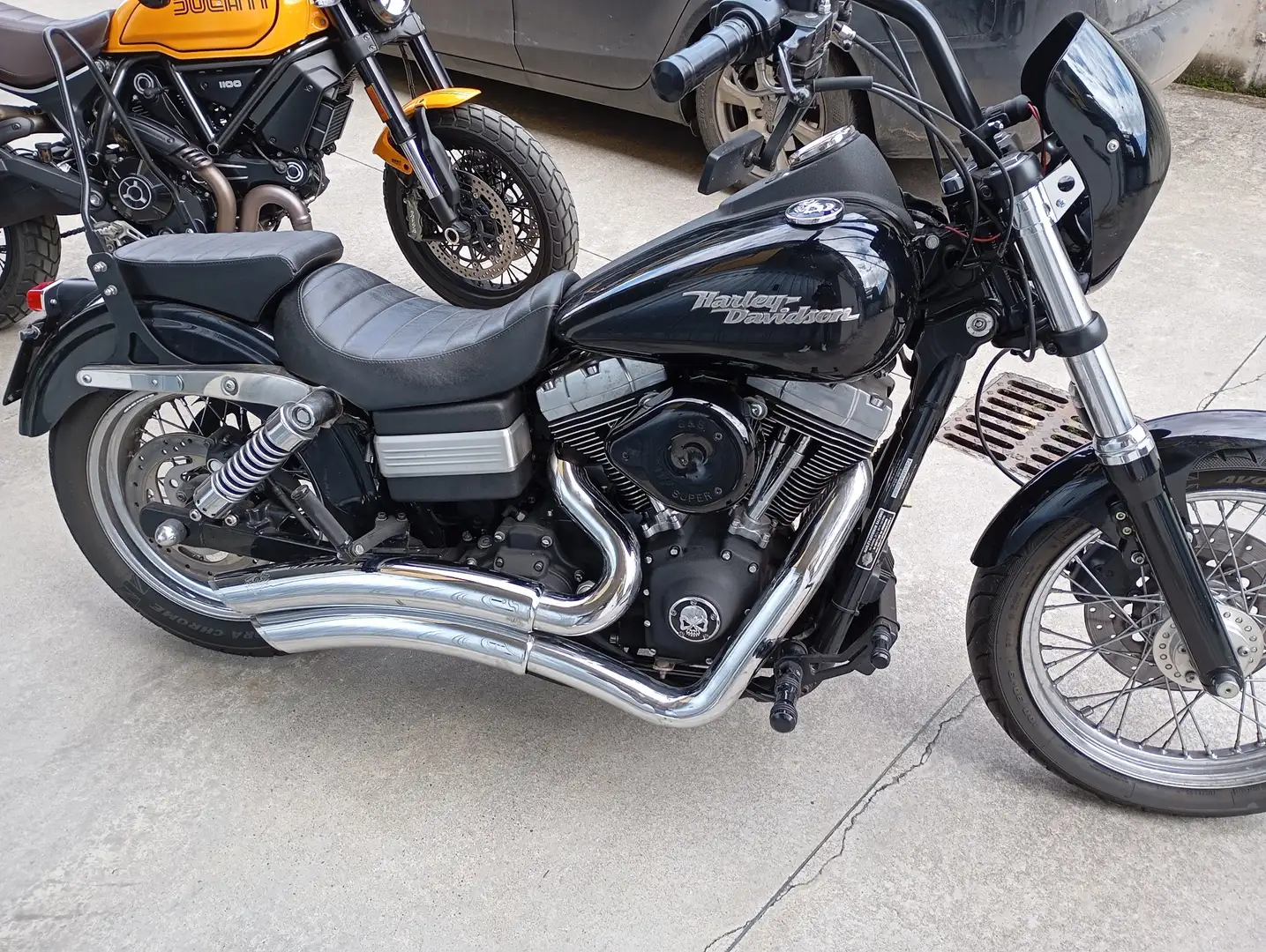 Harley-Davidson Dyna Street Bob Negru - 1
