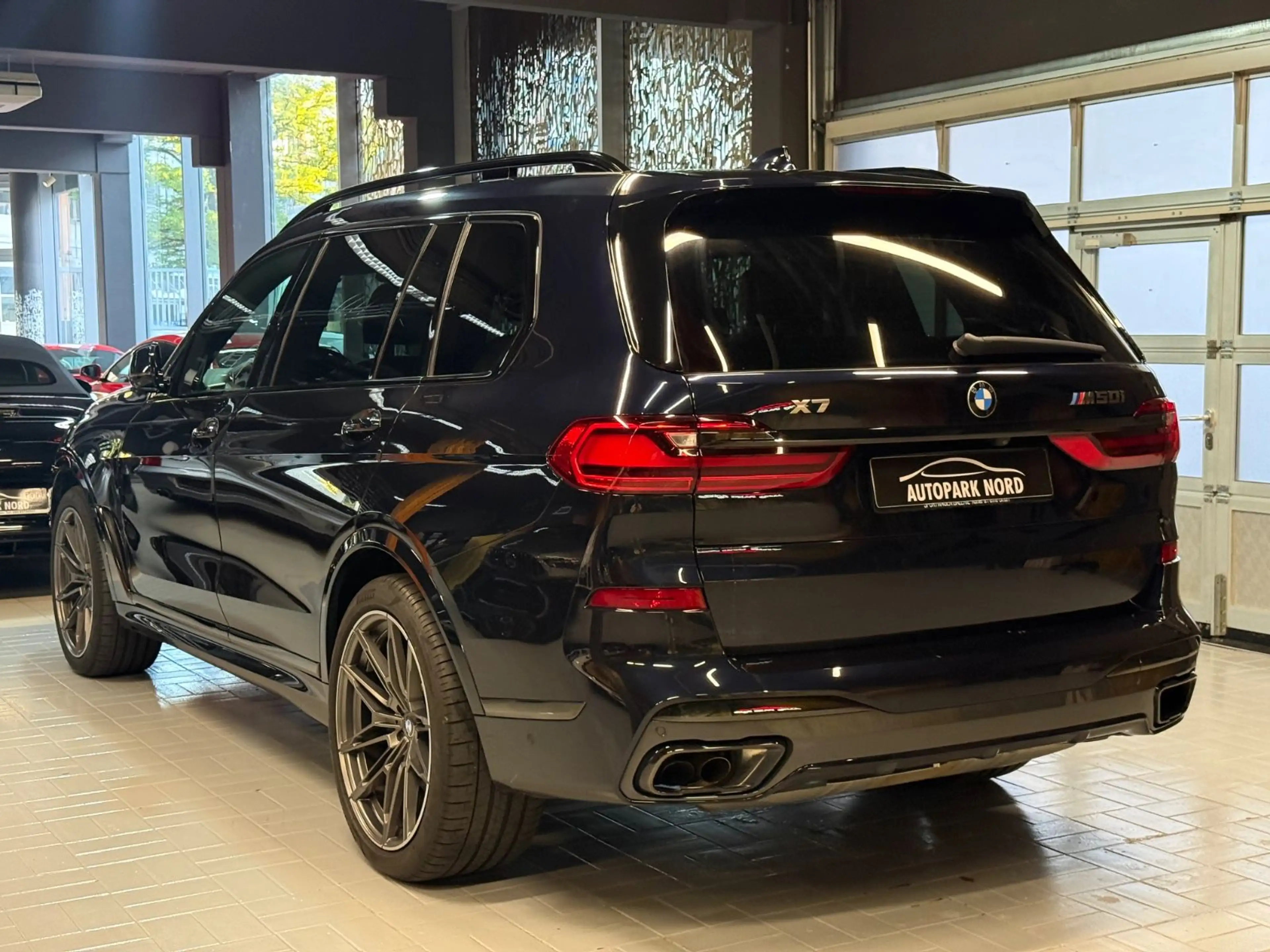 BMW X7 M i LASER~PANORAMA~HEADUP~MASSAGE~B&W~AHK~ — photo 4
