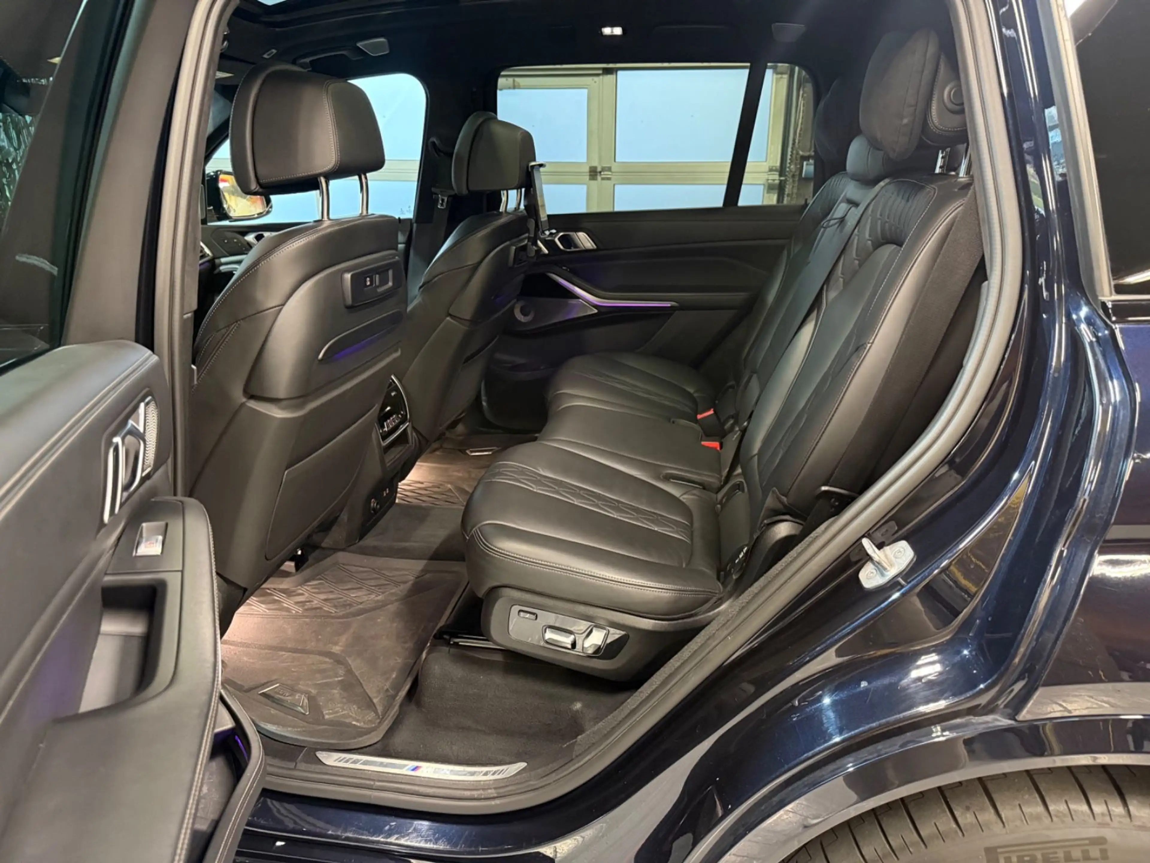 BMW X7 M i LASER~PANORAMA~HEADUP~MASSAGE~B&W~AHK~ — photo 11