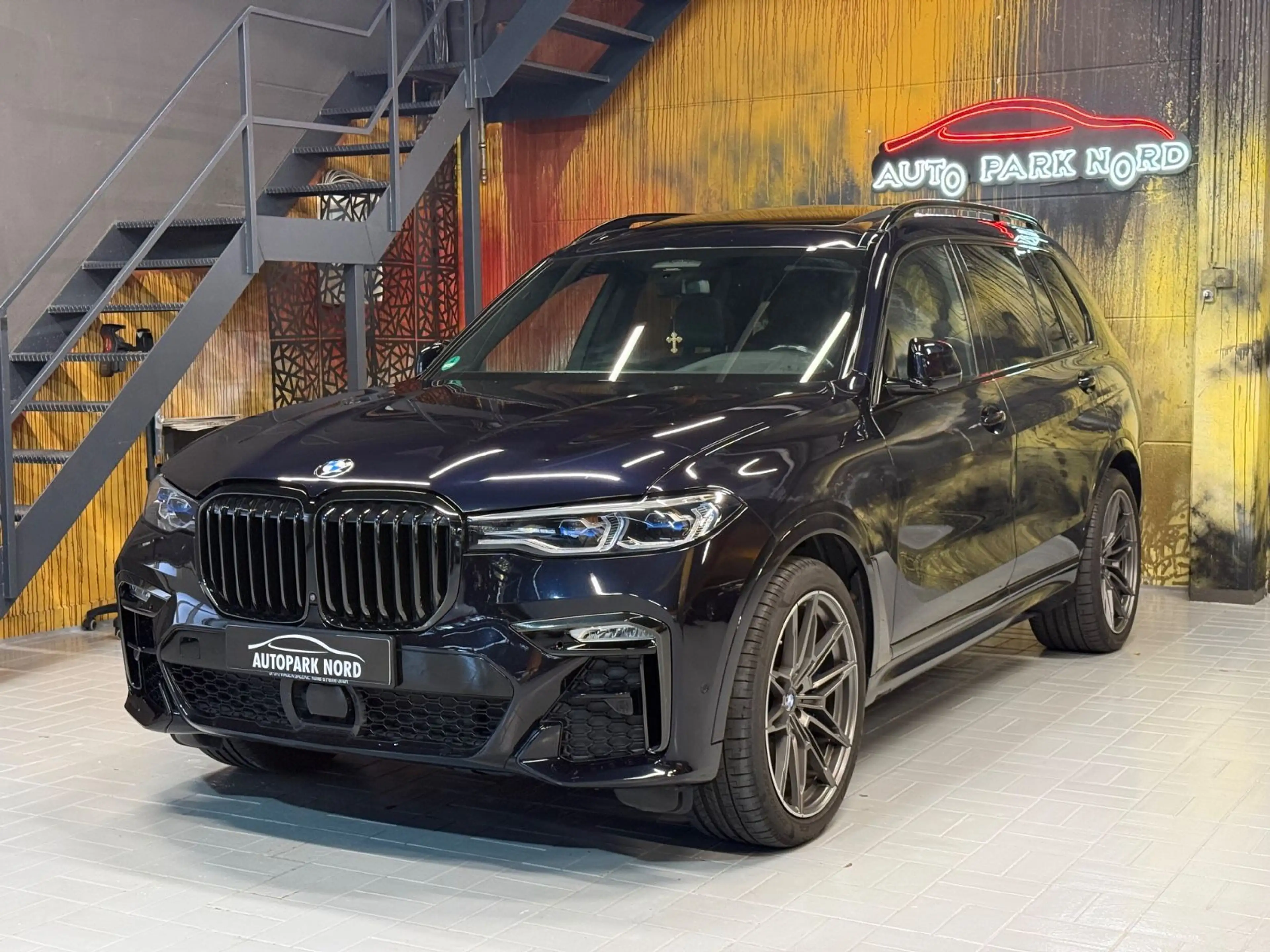 BMW X7 M i LASER~PANORAMA~HEADUP~MASSAGE~B&W~AHK~ — photo 3