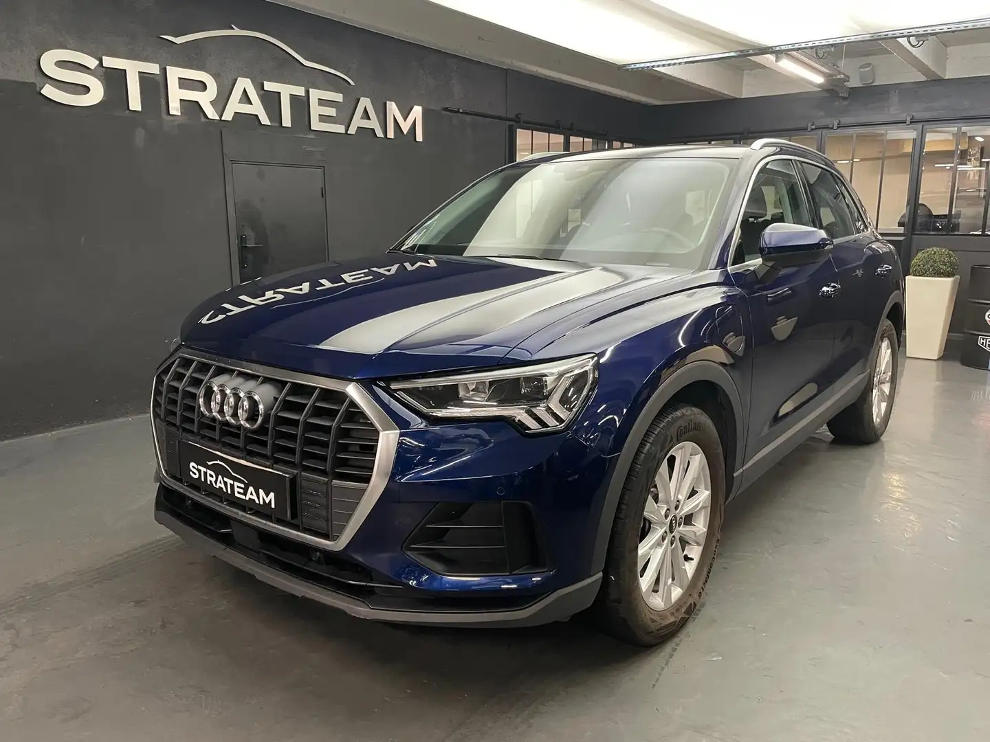 Audi Q3 45 TFSI E 245 S TRONIC BUSINESS LINE Blau - 1
