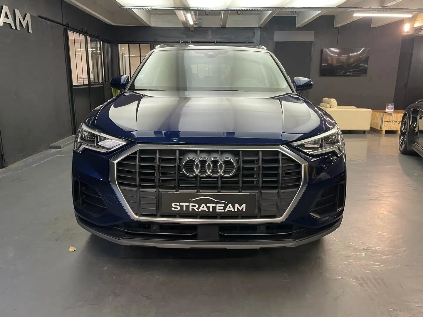 Audi Q3 45 TFSI E 245 S TRONIC BUSINESS LINE Blau - 2